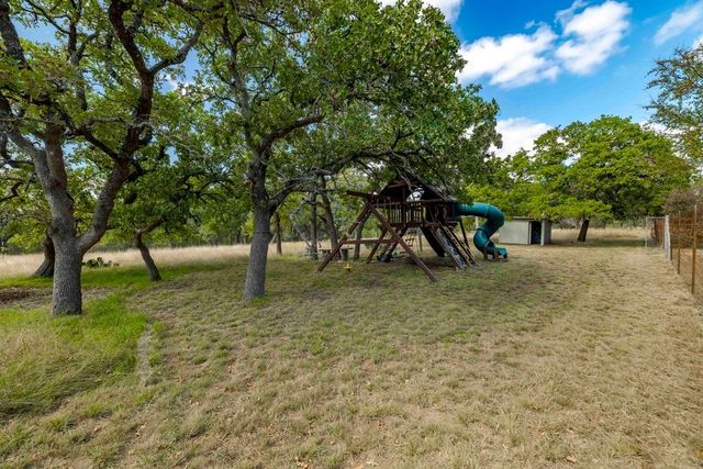 283 W Lacey Oak Pkwy, Kerrville, TX 78028