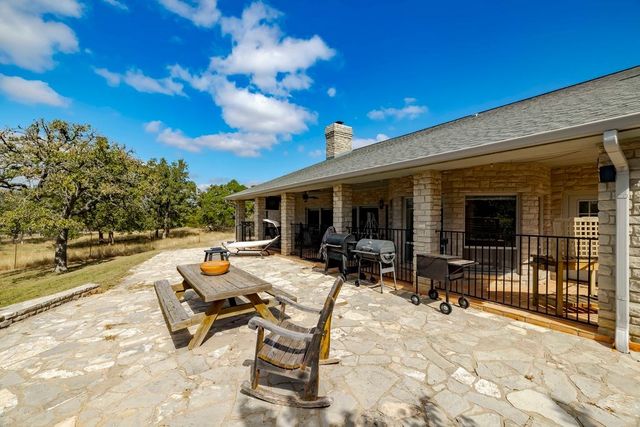 283 W Lacey Oak Pkwy, Kerrville, TX 78028