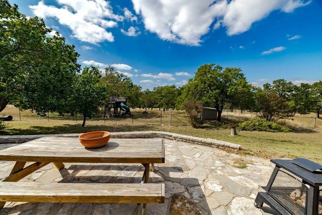 283 W Lacey Oak Pkwy, Kerrville, TX 78028