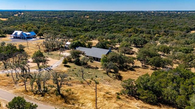 283 W Lacey Oak Pkwy, Kerrville, TX 78028