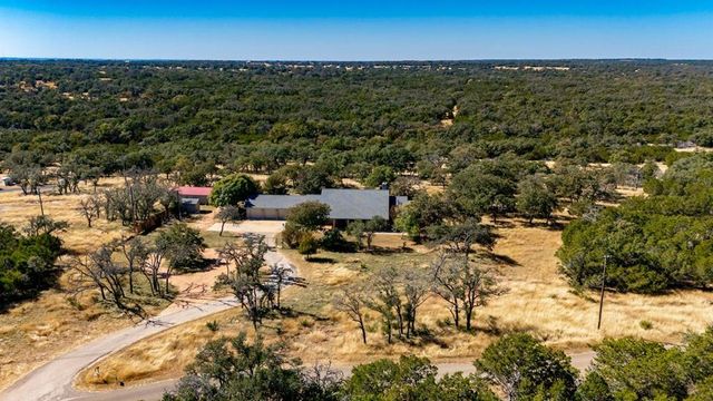 283 W Lacey Oak Pkwy, Kerrville, TX 78028