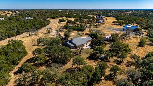 283 W Lacey Oak Pkwy, Kerrville, TX 78028