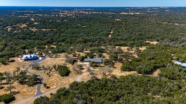 283 W Lacey Oak Pkwy, Kerrville, TX 78028