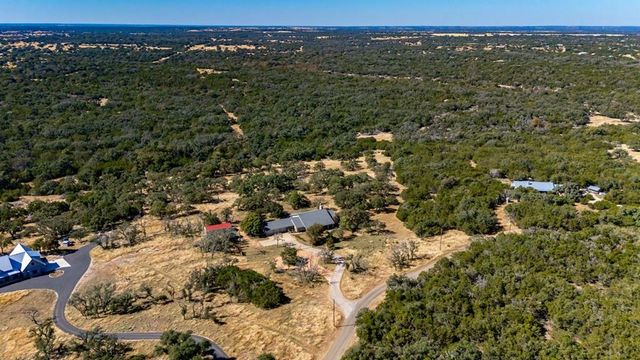 283 W Lacey Oak Pkwy, Kerrville, TX 78028