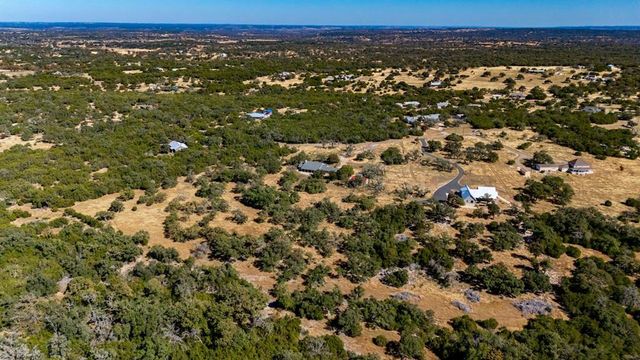 283 W Lacey Oak Pkwy, Kerrville, TX 78028