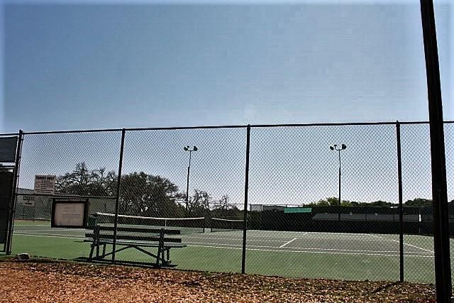 283 W Lacey Oak Pkwy, Kerrville, TX 78028