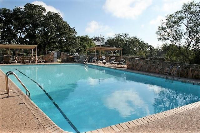 283 W Lacey Oak Pkwy, Kerrville, TX 78028