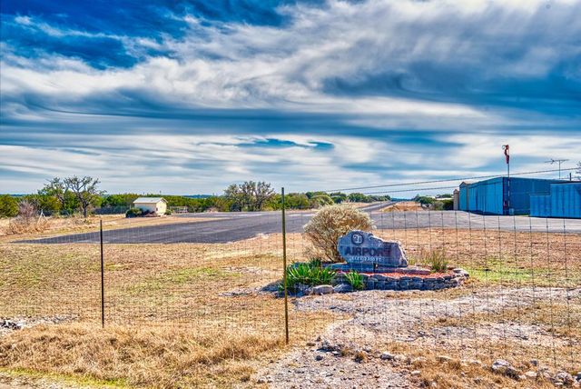 283 W Lacey Oak Pkwy, Kerrville, TX 78028