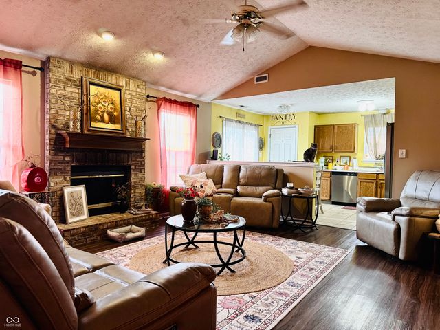 831 Queensgate Drive, Greenwood, IN 46143