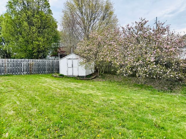 831 Queensgate Drive, Greenwood, IN 46143