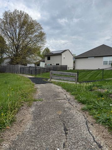 831 Queensgate Drive, Greenwood, IN 46143