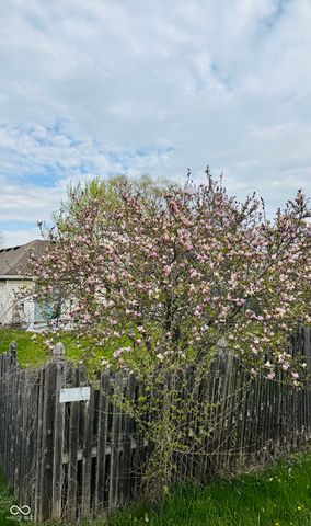 831 Queensgate Drive, Greenwood, IN 46143