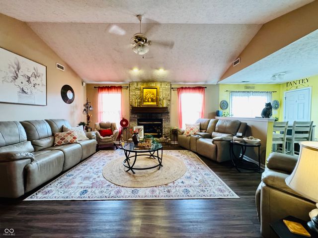 831 Queensgate Drive, Greenwood, IN 46143