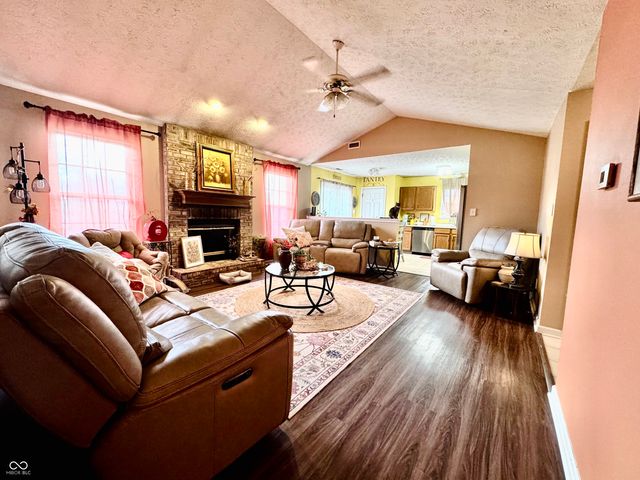 831 Queensgate Drive, Greenwood, IN 46143