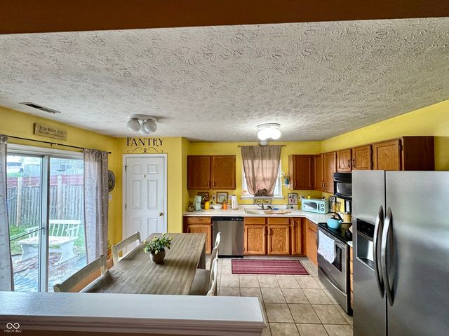 831 Queensgate Drive, Greenwood, IN 46143