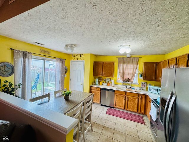 831 Queensgate Drive, Greenwood, IN 46143