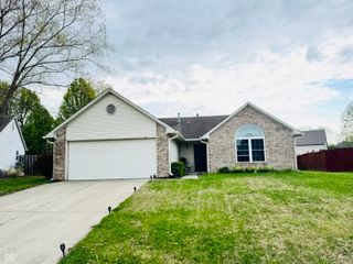 831 Queensgate Drive, Greenwood, IN 46143
