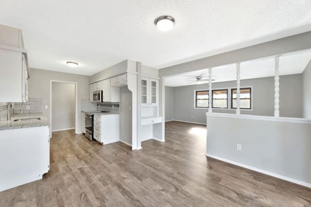 919 S Cypress St, Wichita, KS 67207