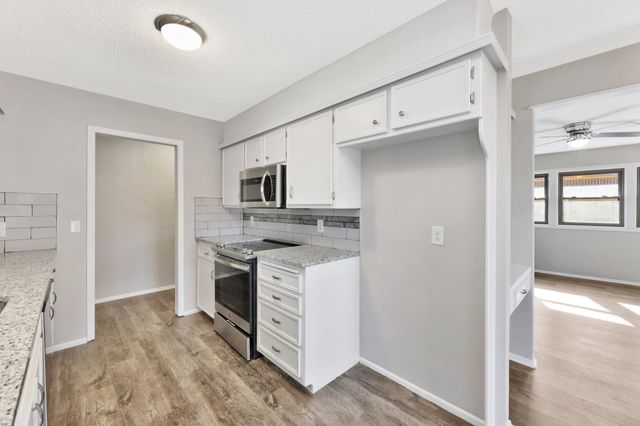 919 S Cypress St, Wichita, KS 67207