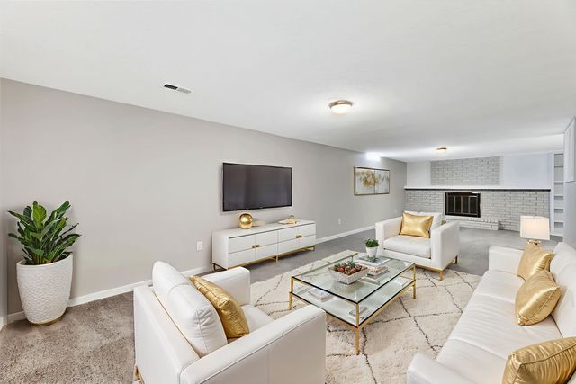 919 S Cypress St, Wichita, KS 67207