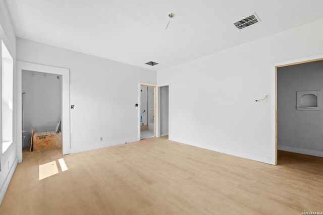 2727 E HOUSTON ST, San Antonio, TX 78202