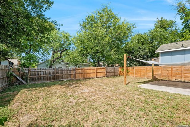 2727 E HOUSTON ST, San Antonio, TX 78202