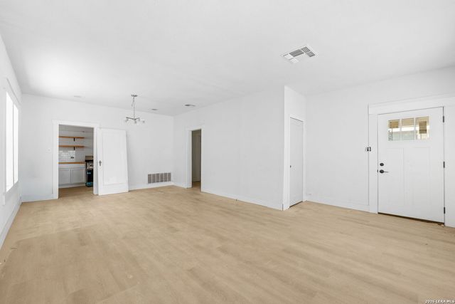 2727 E HOUSTON ST, San Antonio, TX 78202