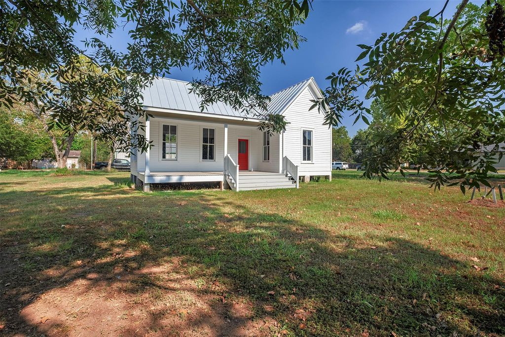 302 Washington ST, Smithville, TX 78957