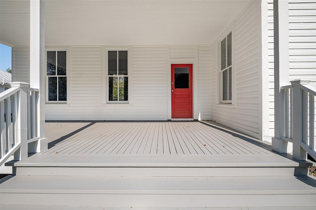 302 Washington ST, Smithville, TX 78957