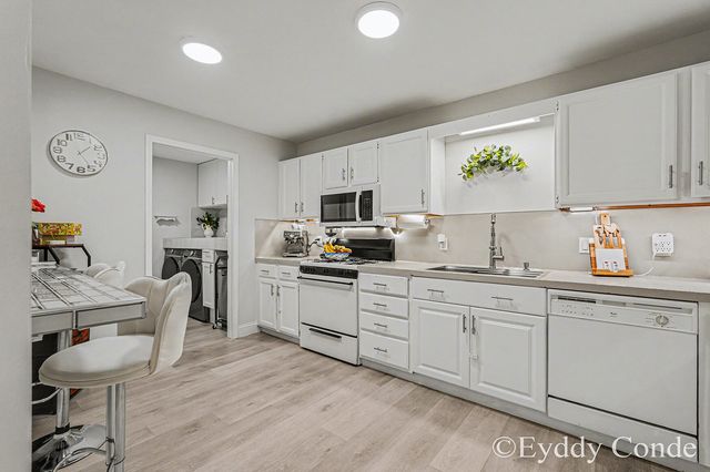 2945 Byron Center Avenue SW E, Wyoming, MI 49519