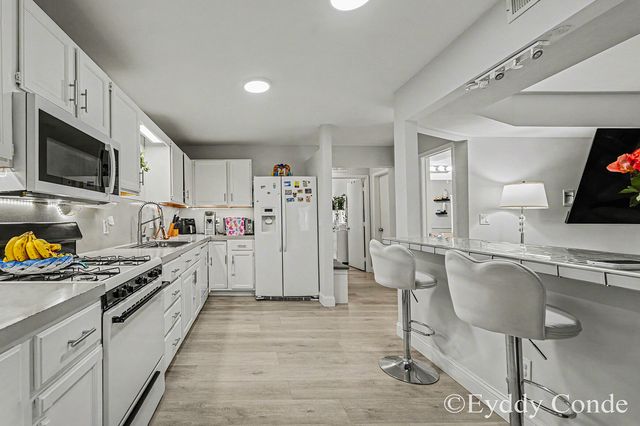 2945 Byron Center Avenue SW E, Wyoming, MI 49519