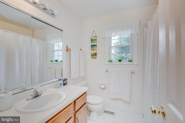 5 BERKSHIRE CT, Bordentown, NJ 08505