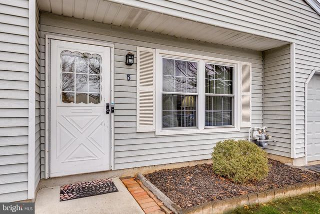 5 BERKSHIRE CT, Bordentown, NJ 08505