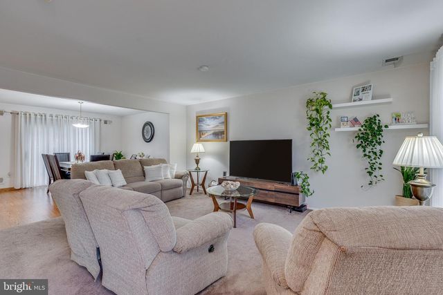 5 BERKSHIRE CT, Bordentown, NJ 08505