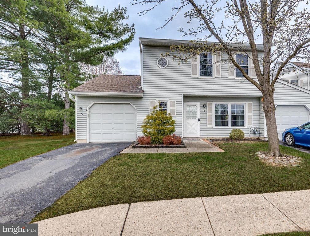 5 BERKSHIRE CT, Bordentown, NJ 08505