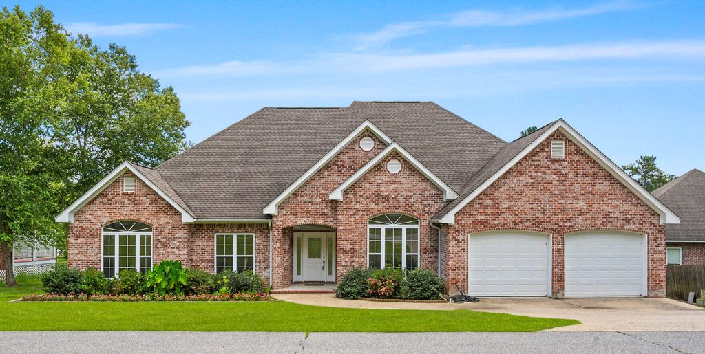 66 W Shore Dr., Hattiesburg, MS 39402