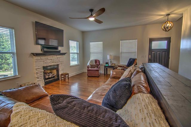 145 Bell Lake Drive, Trenton, GA 30752