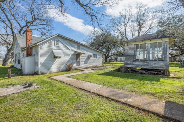 104 6th Street, Glidden, TX 78943