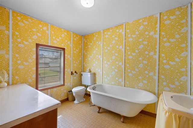 104 6th Street, Glidden, TX 78943