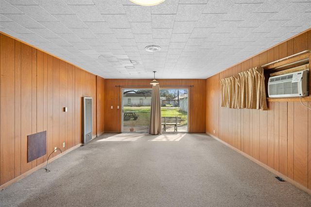 104 6th Street, Glidden, TX 78943