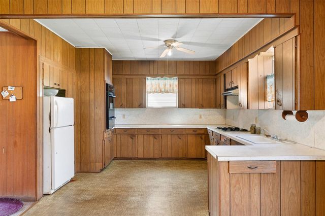 104 6th Street, Glidden, TX 78943