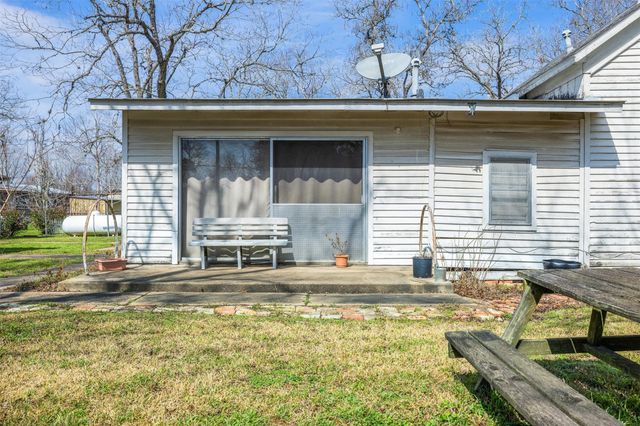 104 6th Street, Glidden, TX 78943