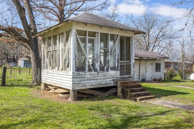 104 6th Street, Glidden, TX 78943