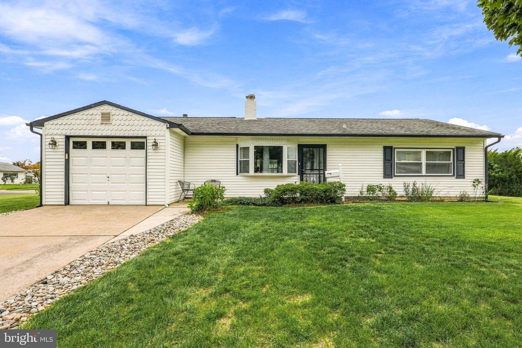 36 SUNSET LN, LEVITTOWN, PA 19055 — exterior