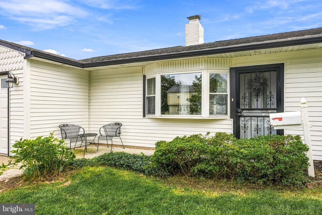 36 SUNSET LN, LEVITTOWN, PA 19055 — photo 2