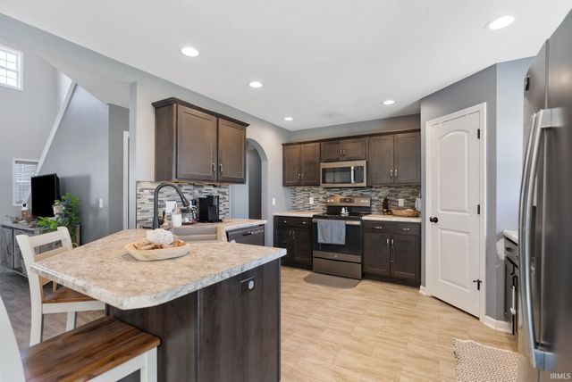 3832 Sun Stone Way, New Haven, IN 46774