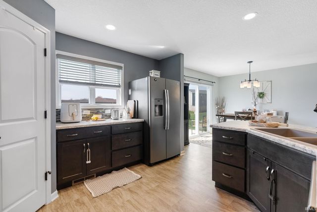 3832 Sun Stone Way, New Haven, IN 46774