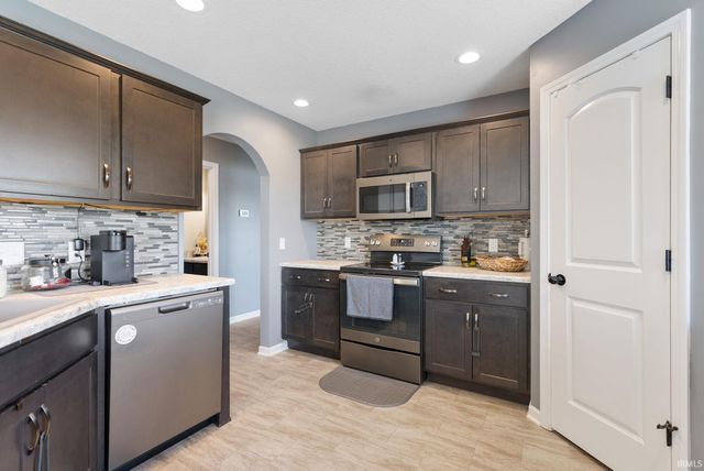 3832 Sun Stone Way, New Haven, IN 46774