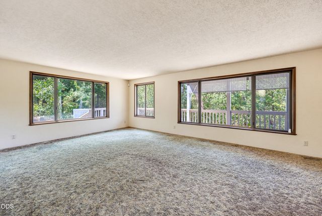 509 Manzanita Drive, Rogue River, OR 97537
