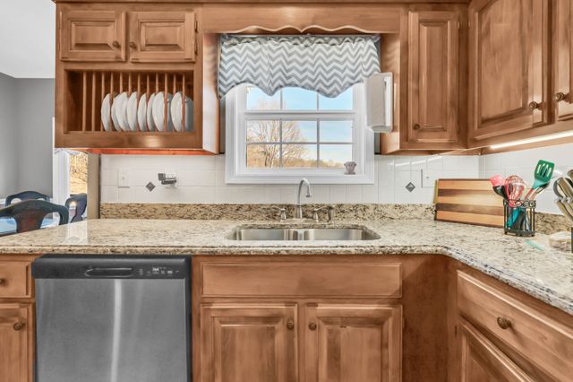 2410 Dunbar Rd, Woodlawn, TN 37191